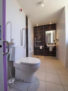 A bathroom at Logis Hotel Belle-Vue