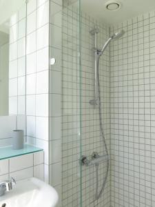 コペンハーゲンにあるApartmentInCopenhagen Apartment 1144のバスルーム(シャワー、シンク付)