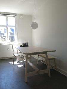 - une table en bois et une chaise dans la chambre dans l'établissement ApartmentInCopenhagen Apartment 1144, à Copenhague