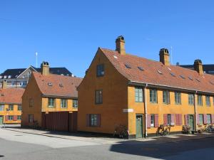 un grand bâtiment en briques avec des vélos garés devant lui dans l'établissement ApartmentInCopenhagen Apartment 1144, à Copenhague