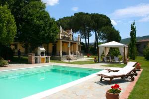 una piscina con panchina e gazebo di Villa Cappuccini a Castiglion Fiorentino