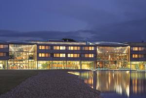 un gran edificio con muchas ventanas por la noche en The Jubilee Hotel en Nottingham