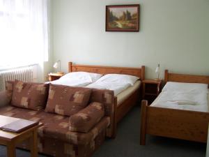 Postel nebo postele na pokoji v ubytování Hotel Paříž