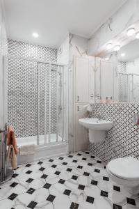een badkamer met een douche, een toilet en een wastafel bij New 2 bedrooms on Deribasovskay Str in Odessa