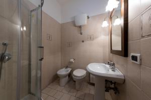 ein Bad mit einem WC, einem Waschbecken und einer Dusche in der Unterkunft Giornate Romane in Rom