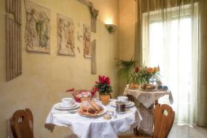 羅馬的住宿－吉奧納特羅曼酒店，一张桌子上放着一盘食物