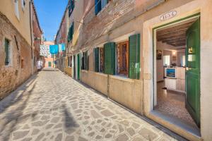 an empty street in an alley with buildings at Ca' Marcello - BIENNALE in Venice