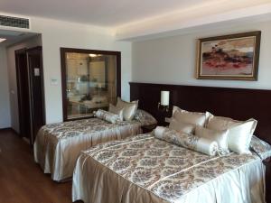 Ein Bett oder Betten in einem Zimmer der Unterkunft Prime Boutique Hotel