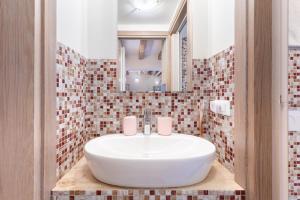 une salle de bain avec un lavabo et un miroir dans l'établissement Ca' Marcello - BIENNALE, à Venise 33 autres photos