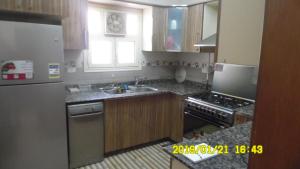 Køkken eller tekøkken på Al Manar Flat Families only