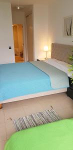 Un dormitorio con una cama grande y una alfombra verde en Apartment Russell, en Marbella