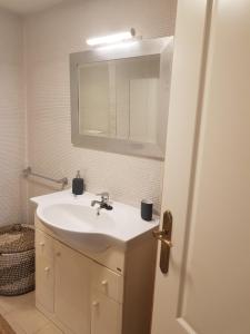 y baño con lavabo blanco y espejo. en Apartment Russell, en Marbella