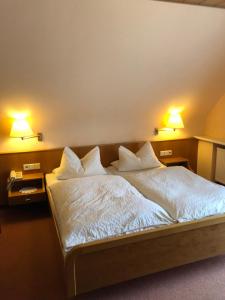 เตียงในห้องที่ Hotel-Restaurant Gasthof zum Schützen