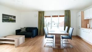 a kitchen and living room with a table and chairs at SEPPS IN in Billingsdorf