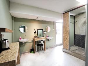 Un baño con dos lavabos y una ducha. en FORESTTEL.BKK, en Bangkok 72 fotos más