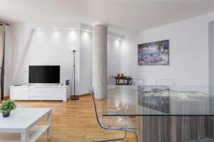 sala de estar con mesa de cristal y TV en 1324 - OLYMPIC DELUXE en Barcelona