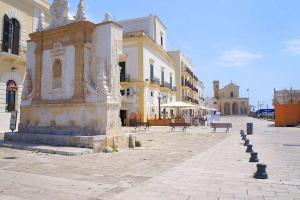 a building with a fountain in the middle of a street at Sulle Mura Casavacanza in Gallipoli