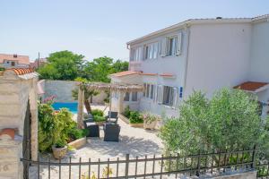 ein Haus mit einem Zaun neben einem Pool in der Unterkunft Apartments Šolta in Gornje Selo