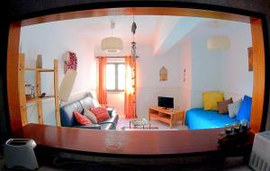プライア・ダ・アレイア・ブランカにあるStudio Martinsのリビングルーム(ソファ付)の景色を望むリビングルーム1室