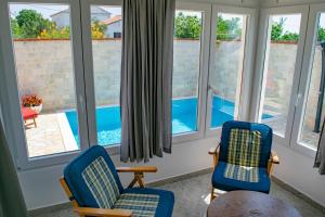 Bazén v ubytování Apartments Šolta nebo v jeho okolí