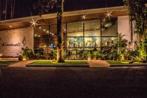 un edificio con luces delante de él por la noche en Hotel Resort e Golfe Clube dos 500, en Guaratinguetá