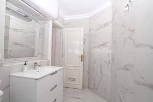 Zdjęcie z galerii obiektu Puerto Banus Penthouse With Panoramic Sea Views w Marbelli +16 zdjęć