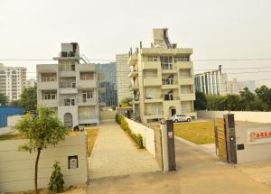 uma fila de edifícios de apartamentos numa cidade em Arkaya Inn em Gurgaon