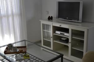 Televízia a/alebo spoločenská miestnosť v ubytovaní Apartamento Cabo de Gata