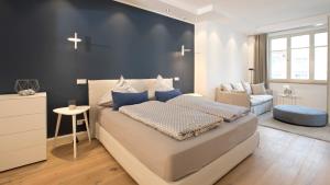 ein Schlafzimmer mit einem großen Bett mit blauen Kissen in der Unterkunft East Cloud***** in Ostseebad Sellin + 18 Fotos