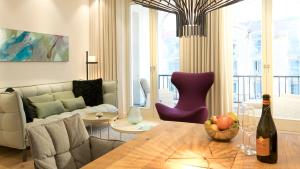 ein Wohnzimmer mit einer Couch und einem Tisch in der Unterkunft East Cloud***** in Ostseebad Sellin