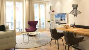 ein Wohnzimmer mit Esstisch und Stühlen in der Unterkunft East Cloud***** in Ostseebad Sellin