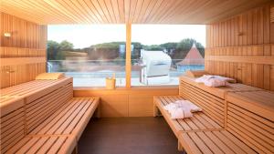 eine Sauna mit zwei Bänken und einem Fenster in der Unterkunft East Cloud***** in Ostseebad Sellin