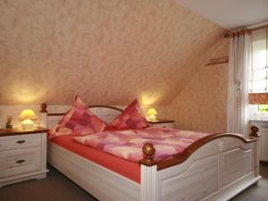 Un pat sau paturi într-o cameră la Ferienhaus Wieke