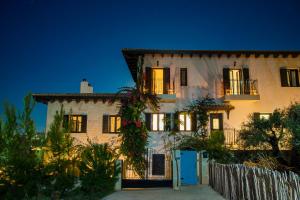 una gran casa blanca con una valla delante en Bohemian Blue, en Hersonissos