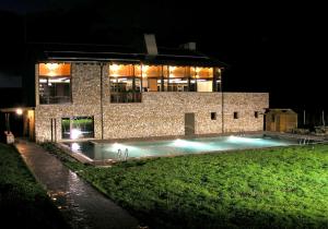 Bazén v ubytování Hotel Rural y SPA Kinedomus Bienestar nebo v jeho okolí
