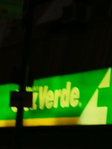 zielony i biały znak, który czyta neerate w obiekcie Lindo departamento a pasos del Centro comercial Costanera Center w mieście Santiago