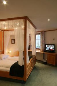 Una cama o camas en una habitación de Hotel Adler Bärental 43 fotos más