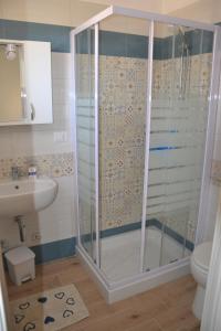 e bagno con doccia, servizi igienici e lavandino. di VILLA FLO' B&B (San Pietro in Bevagna) a San Pietro in Bevagna
