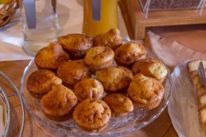 een glazen bord gevuld met muffins op een tafel bij Andromeda Hotel Limni Plastira in Koutsodímos