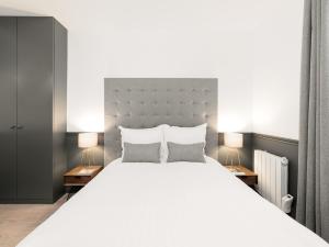 LivinParis - Luxury AC 2 & 3 Bedrooms Le Louvre房間的床