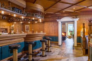 eine Bar in einem Zimmer mit Holzwänden und Holzböden in der Unterkunft Hotel Haflingerhof in Oberau