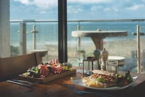 una mesa con dos platos de comida en una mesa con vistas en Hope & Anchor en Hope-Cove