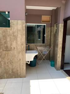 uma casa de banho com um lavatório e um espelho em CASA PÔR DO SOL 1 em Arraial do Cabo