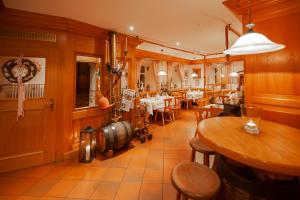 バート・ヴィンツハイムにあるLe Anforeのテーブルと椅子、ワイン樽のあるレストラン