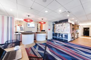 TV a/nebo společenská místnost v ubytování ibis Styles Toulouse Lavaur