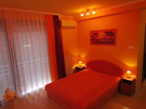 1 dormitorio con 1 cama y 2 luces en 2 mesas en Balaton Beach Apartman, en Siófok