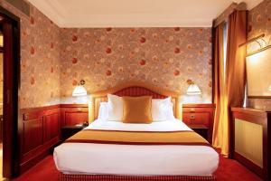 
A bed or beds in a room at Grand Hotel de l'Opera - BW Premier Collection
