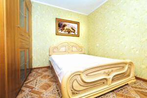 ニジニ・ノヴゴロドにあるHomeHotel Комсомольская 13の壁紙のベッドルーム1室(大型ベッド1台付)
