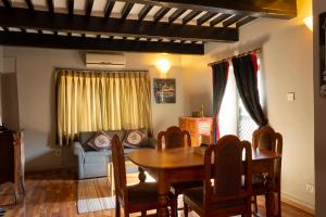 Posezení v ubytování Shaligram Hotel & Spa