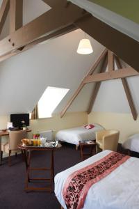 Logis Hotel Belle-Vue tesisinde bir odada yatak veya yataklar